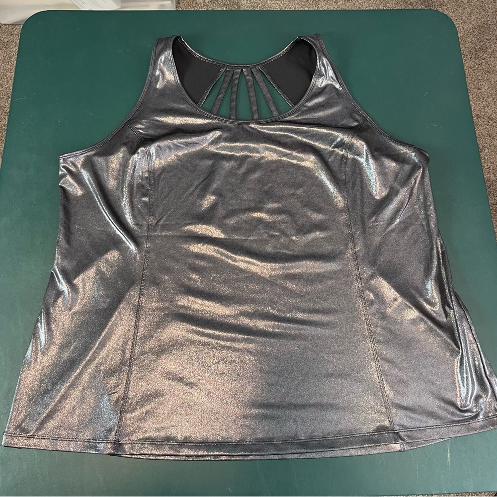 BNWOT plus size athletic top size 26/28 by Livi Active